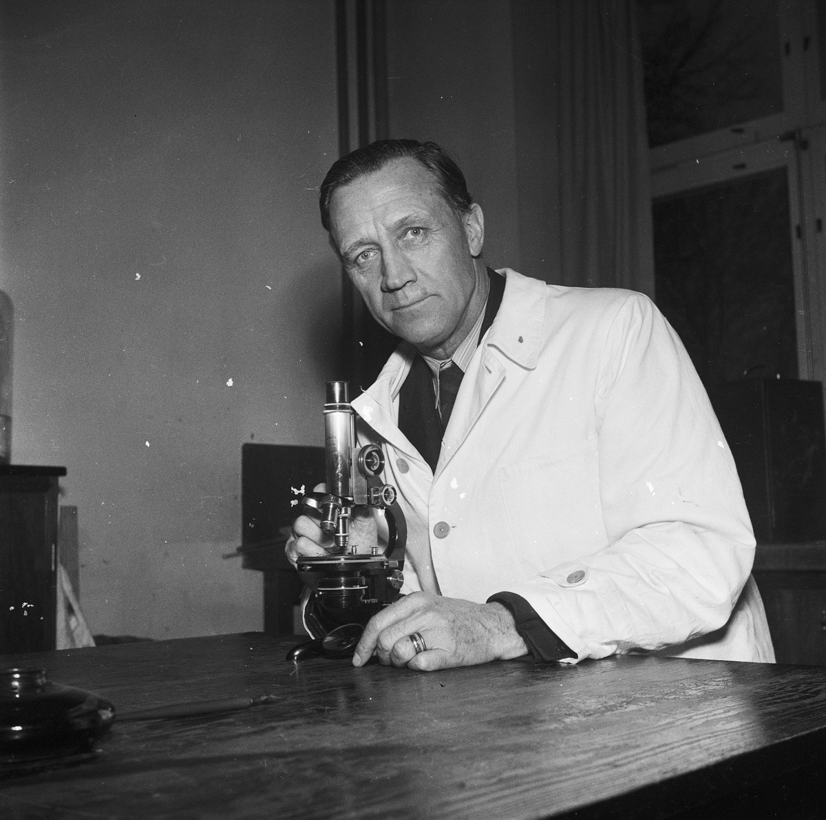 Ivar Johansson vid mikroskop, Ultuna, Uppsala 1950