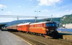 Elektrisk lokomotiv El 11 2108 med tomtog til Oslo V, tog 22