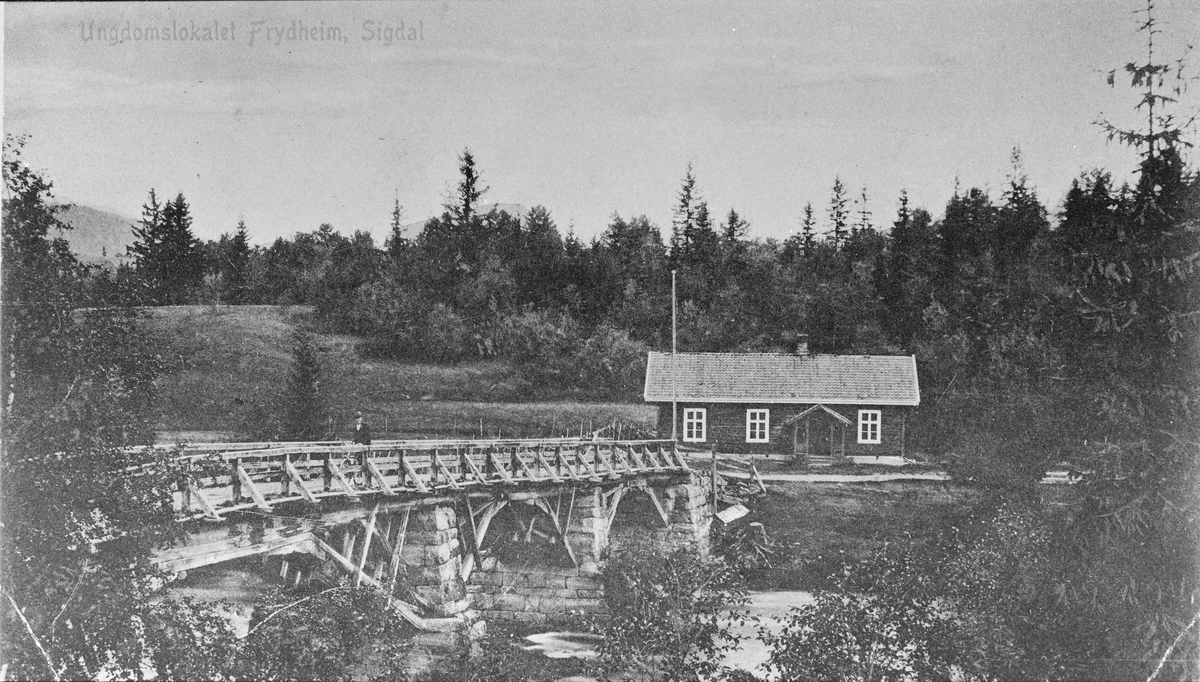 Ungdomslokalet "Frydheim" på Båsheim, med brua i bakgrunnen. Ca. 1910.