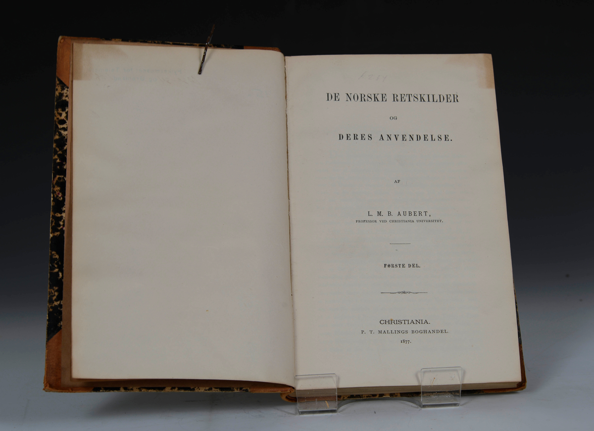 Prot: L. M. B. Aubert. De norske Retskilder og deres Anvendelser. I. Chr. a. 1877. XVIII s. + 1 bl. + 408 s. 8. (Skinnrygg)