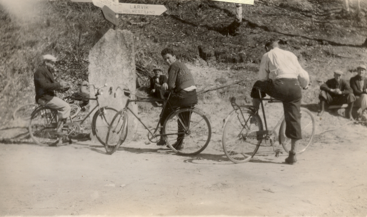 Syklister samlet ved Efteløt bru.
Personer ikke identifisert.