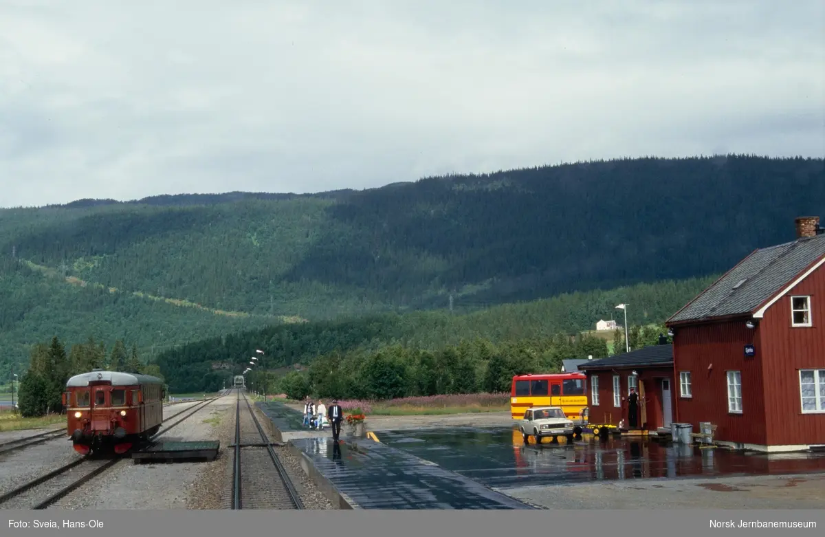 Dieselmotorvogn BM 86 11 med persontog fra Mo i Rana til Majavatn, tog 476, på Bjerka stasjon