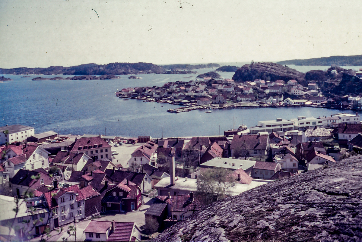 Kragerø by mot Felleskjøpet og Østre Øya i bakgrunnen. 1960-åra.