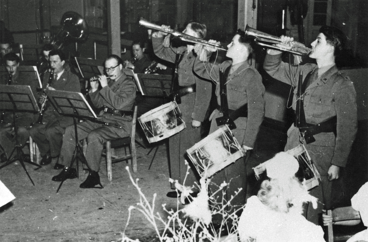 Skaraborgs regementes musikkår uppträder i regementets matsal 1940.