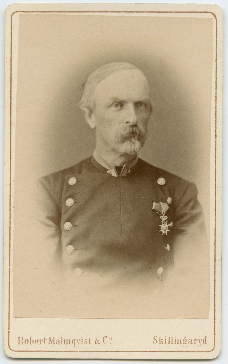 Porträtt på Överste Otto Gustaf Nordenskjöld. Född år 1831 på Sjögelö i Hässleby socken Jönköping. Död år 1902 i Eksjö.