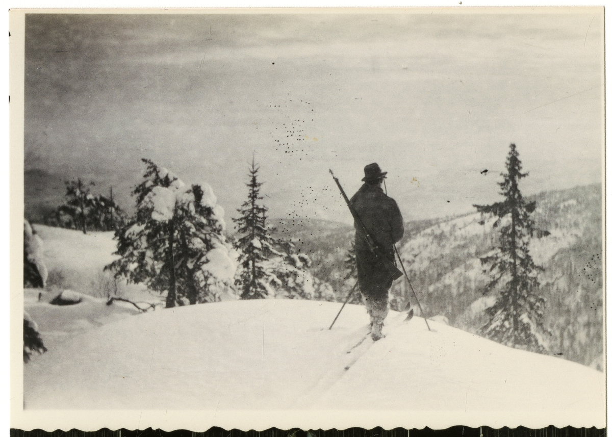 Reprofotografi av gutt med gevær på Hoppefjell. Utsiktspost

"Skauguttleirene" 2. verdenskrig
