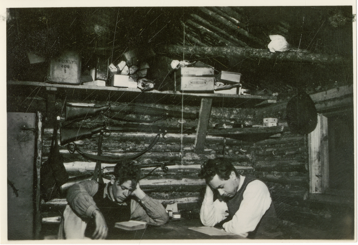 Reprofotografi fra hytte ved Elgtjenn

"Skauguttleirene 1945".