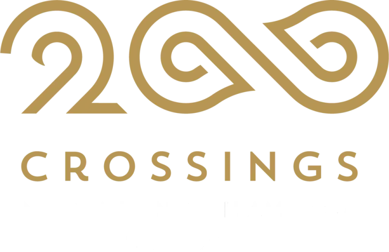 Engelsk logo for 2025 jubileet. Logoen illustrerer en knute som kan se ut som et infinitisymbol og har teksten "Norge og Nord Amerika"