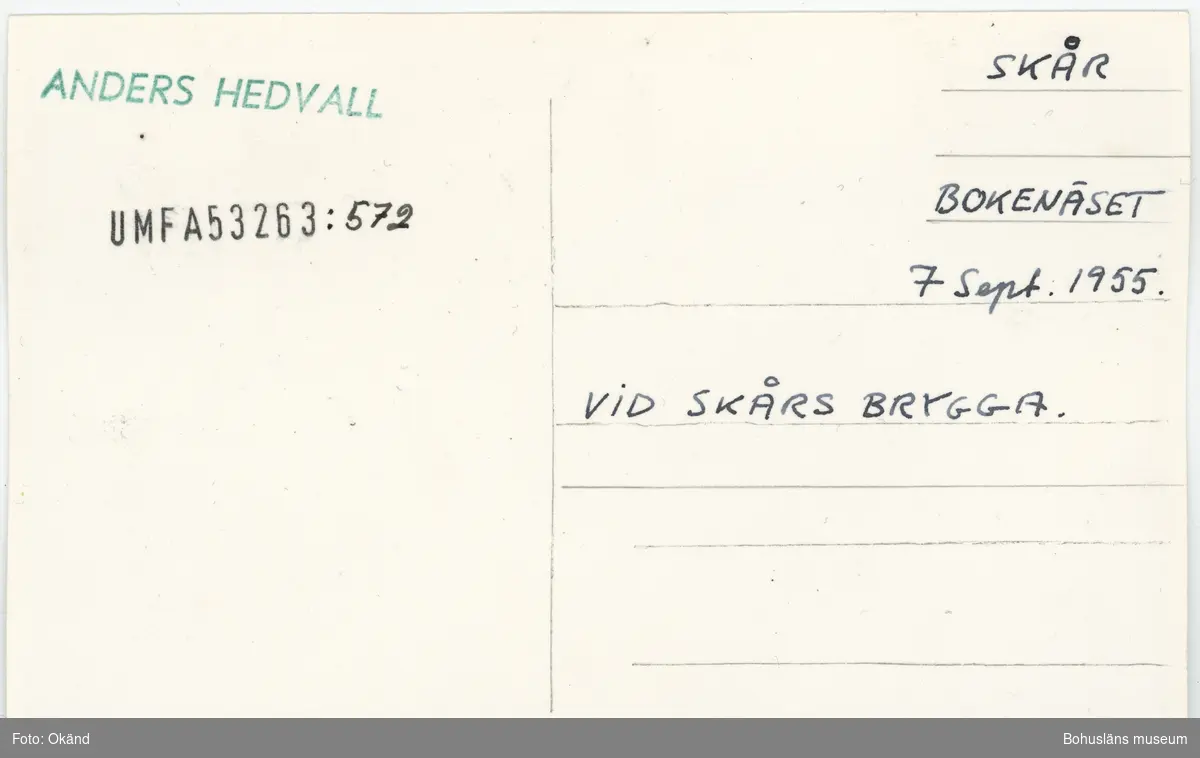 Noterat på kortet: "SKÅR BOKENÄS 7 Sept. 1955".
"VID SKÅRS BRYGGA".