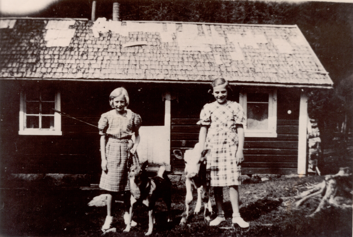 Puttensetra, Passebekk 1935, brant 1941.
Daværende eier var Sigvart og Hanna Røsholt. 
Solveig Røsholt 10 år ( født 06.06.1925) og Klara Lie 12 Âr.