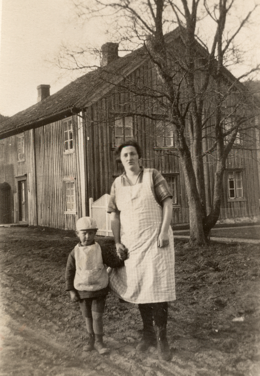 Reine gård, Komnes 1929.
Fredrik M. Holt med sin mor Elise.