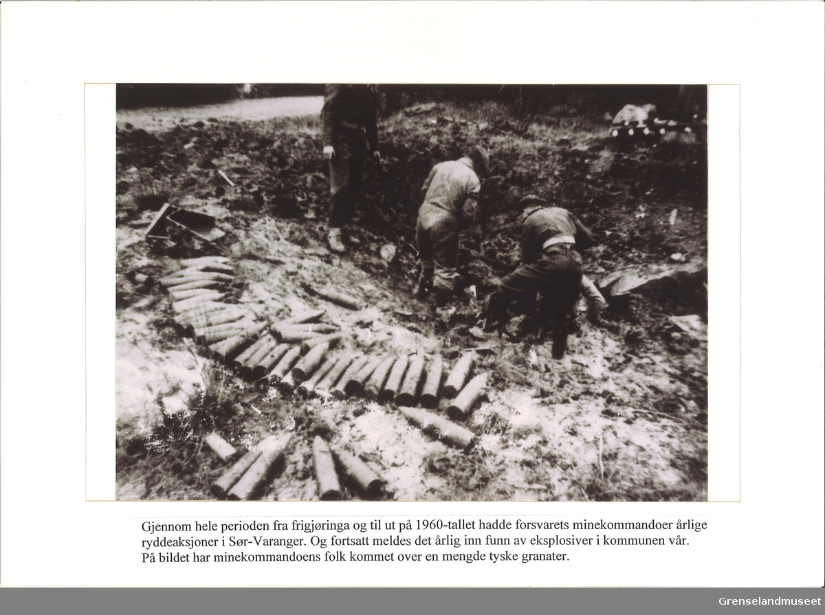 Avbildet i svart-hvitt er tre soldater fra forsvarets minekommando som jobbet med minerydding i etterkrigstiden. Soldatene holder på å grave frem artillerigranater som har ligget i jorden. Til venstre bak soldatene er det gjort funn av store mengder med udetonerte tyske artillerigranater. 