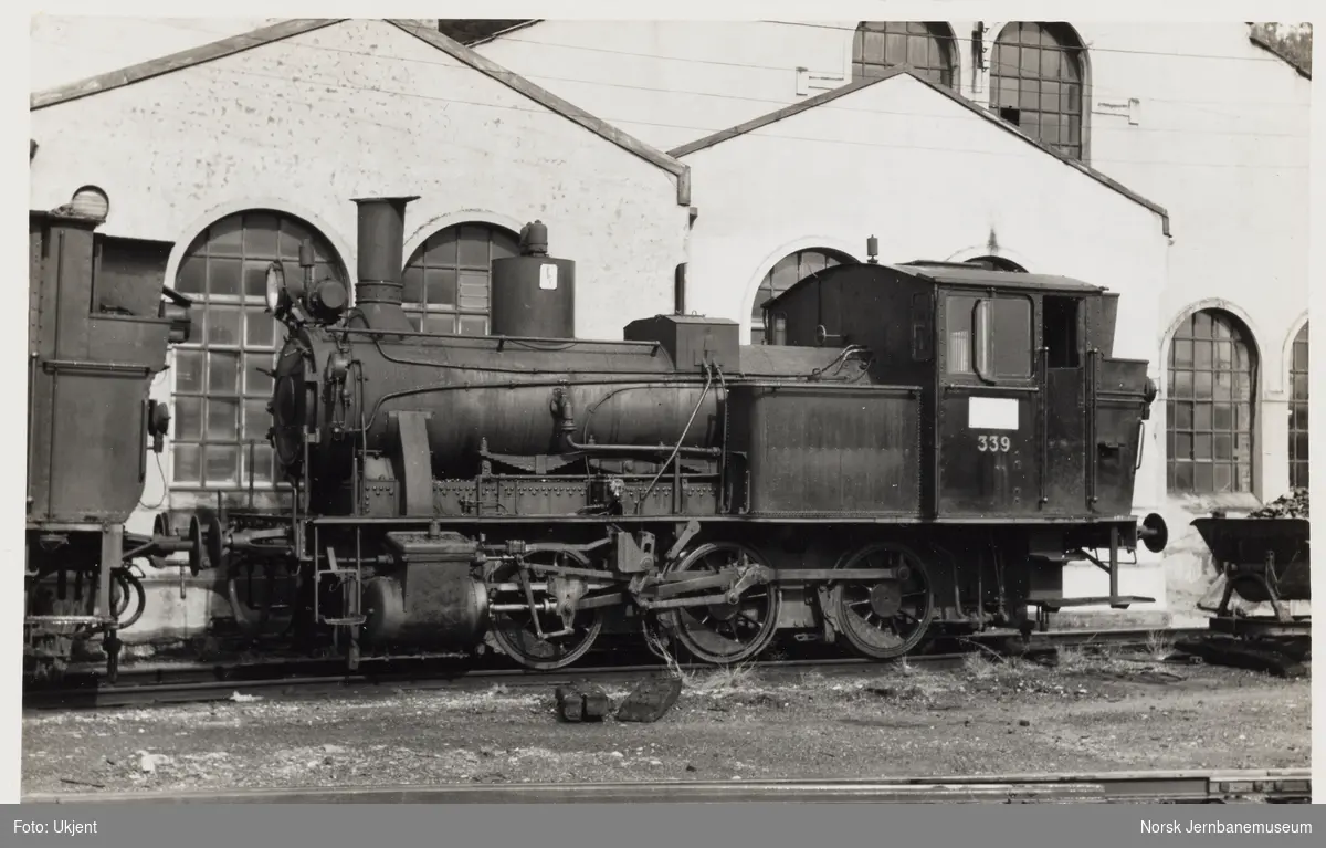 Damplokomotiv type 25b nr. 339 utenfor lokomotivstallen i Bergen
