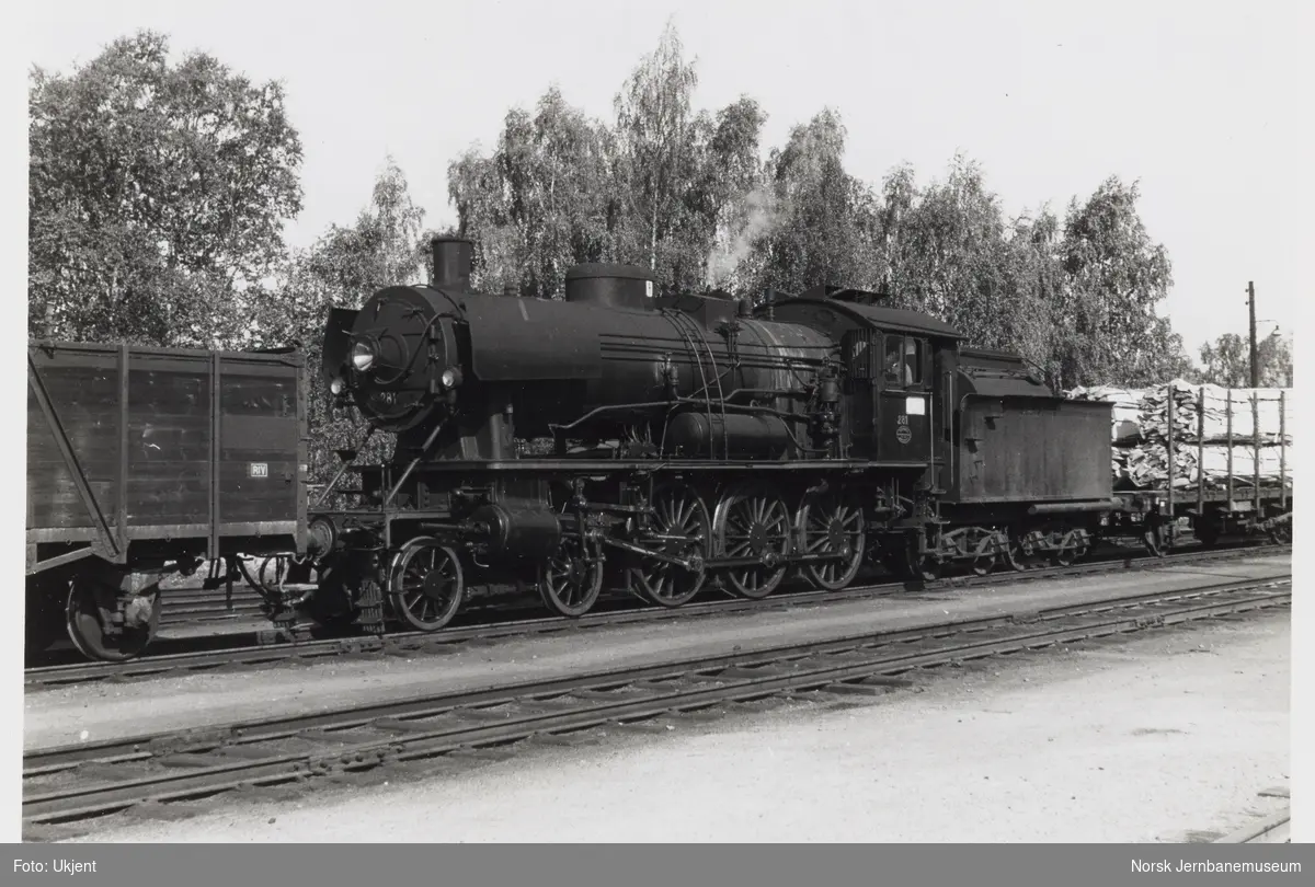 Damplokomotiv type 30a nr. 281 med godstog på Lillehammer stasjon ...