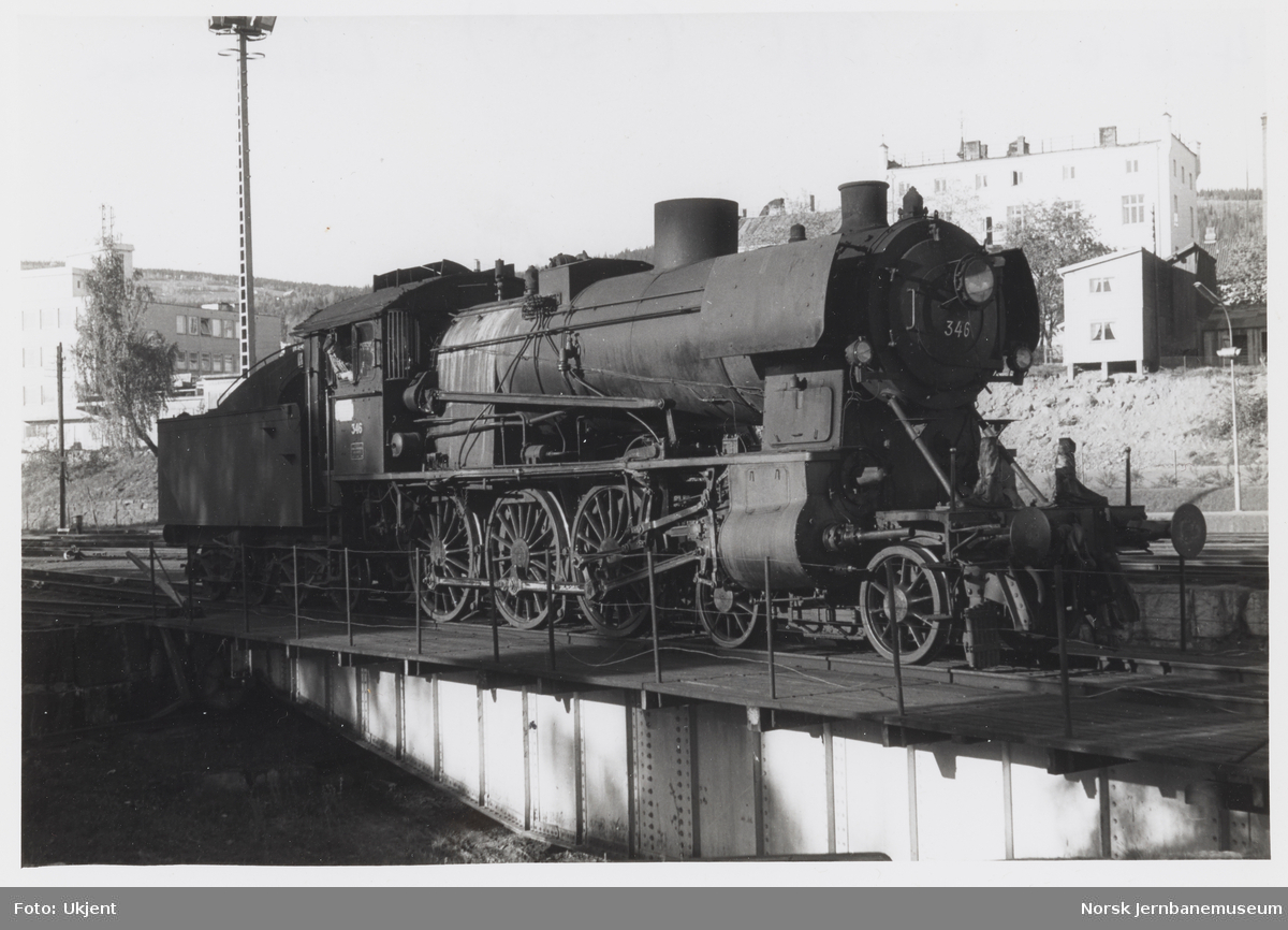 Damplokomotiv type 30b nr. 346 på svingskiven ved lokomotivstallen på Lillehammer stasjon