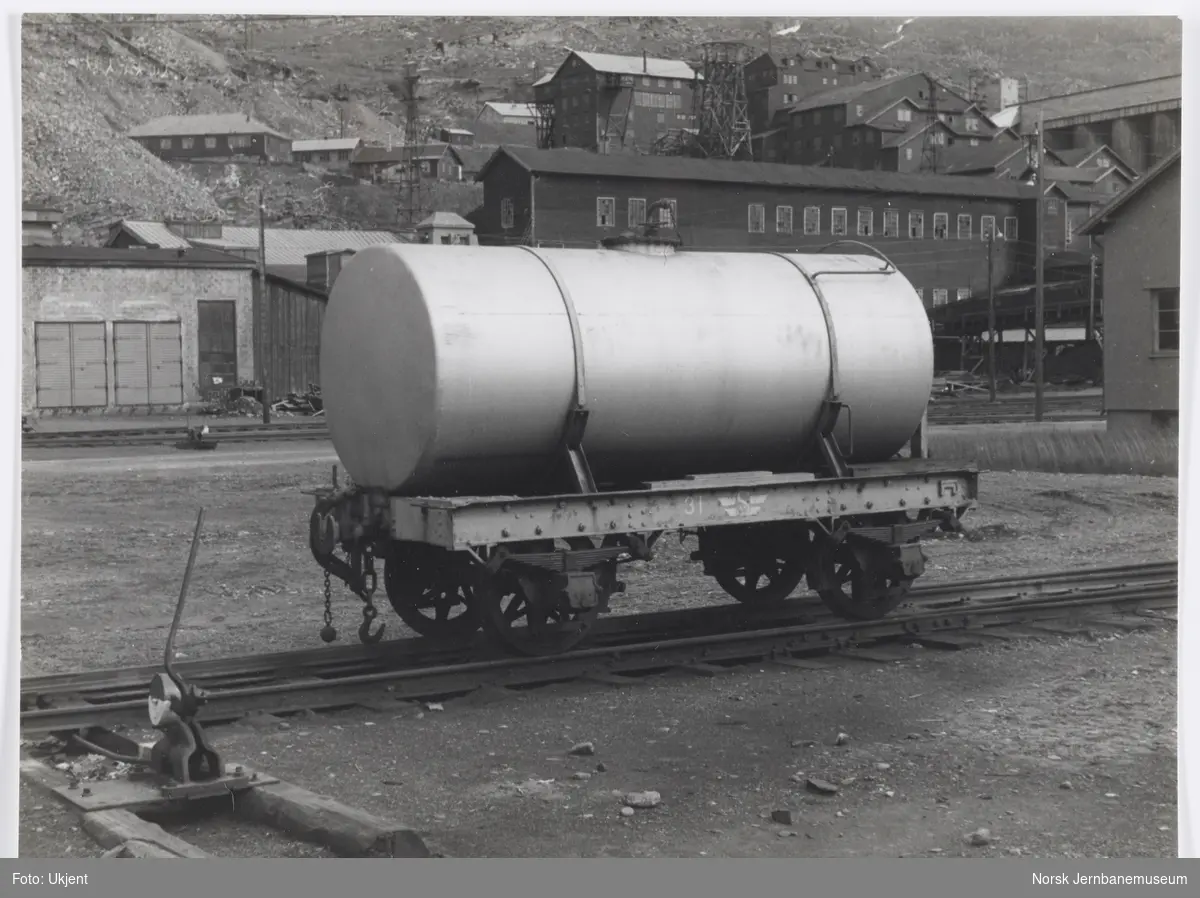 Sulitjelmabanens vogn nr. 31, kisvognunderstell med tank, på Lomi stasjon
