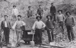 Anleggsarbeidere i grustaket ved Kolsrud på Bergensbanen