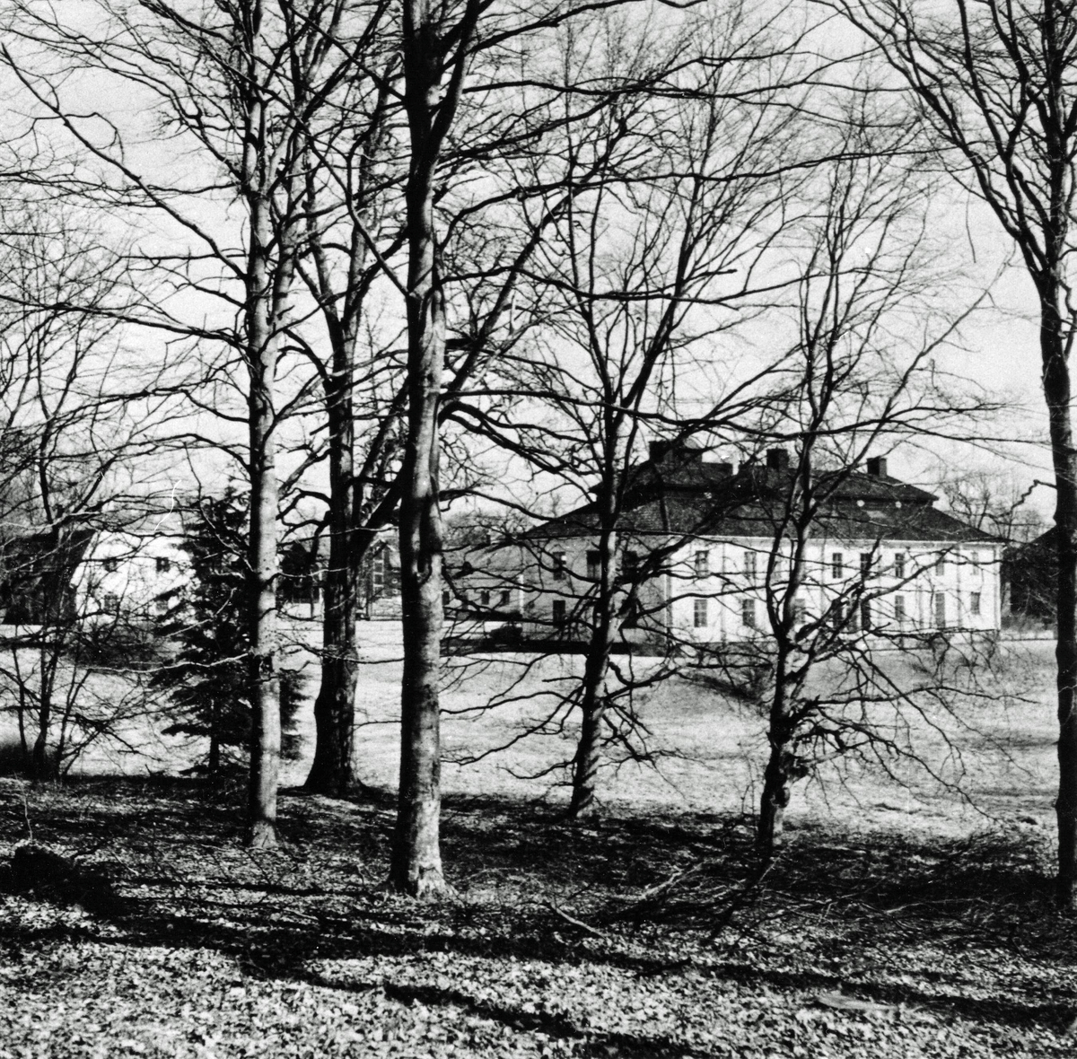 Klagstorps huvudbyggnad och flyglarna från parken. Bebyggelseinventering på Skövde övningsfält 1963-1964.