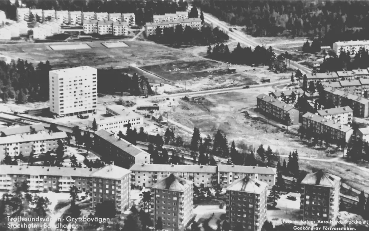 Bandhagens centrumhus t,v, i bild, T.h. syns Grycksbovägen som senare kom att korsas av Örbyleden. I fonden syns ett parti av Stureby.