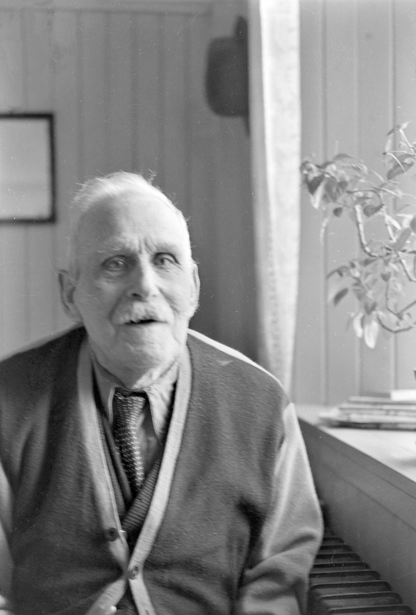 Lars Røvik fyller 90 år