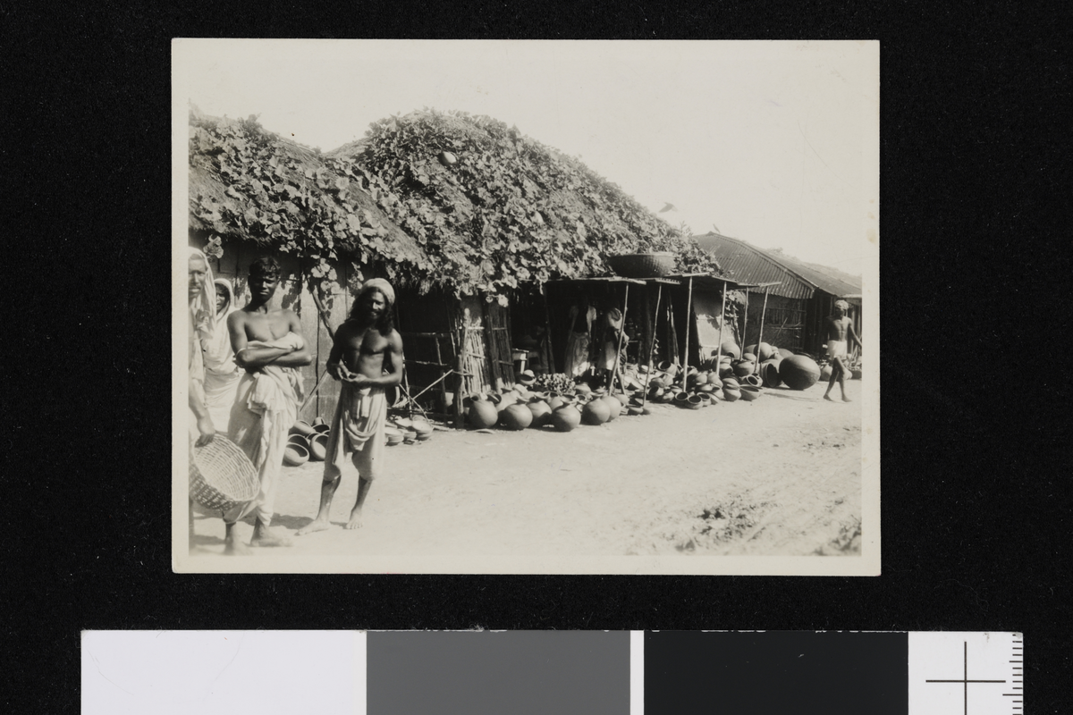 Menn foran hytter der det selges krukker. Fotografi tatt i forbindelse med Elisabeth Meyers reise til India 1932-33.