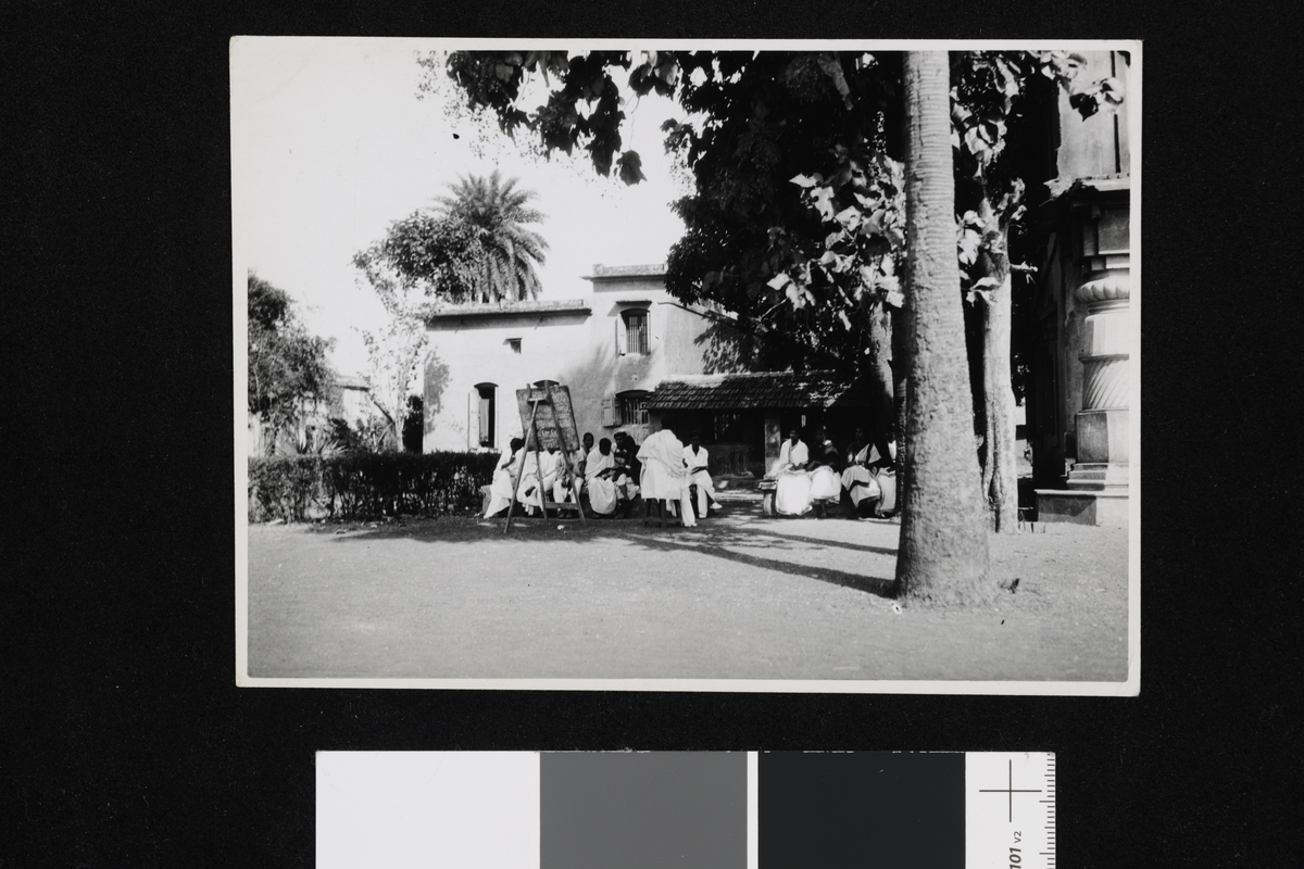 Elever ved Mandalal Boses maleskole i Shantiniketan. Fotografi tatt i forbindelse med Elisabeth Meyers reise til India 1932-33.