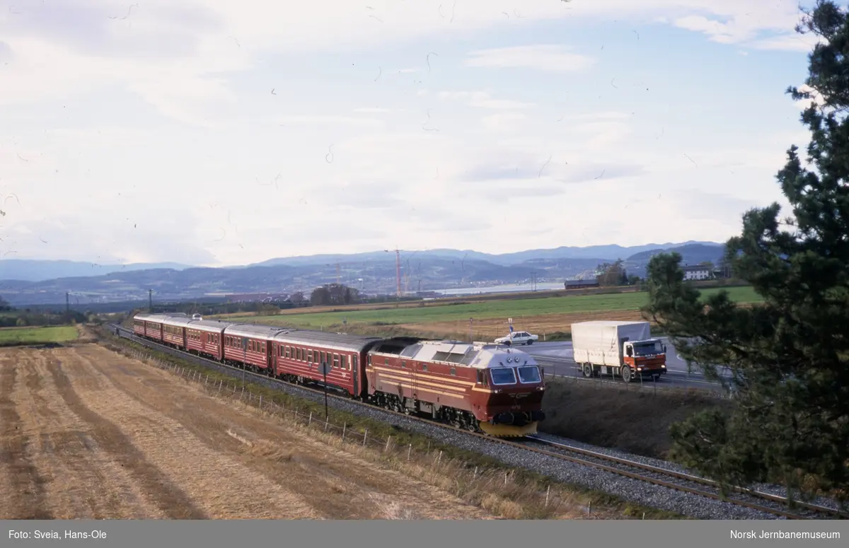 Diesellokomotiv Di 4 652 med dagtoget fra Trondheim til Bodø, tog 471, mellom Verdal og Røra stasjoner på Nordlandsbanen