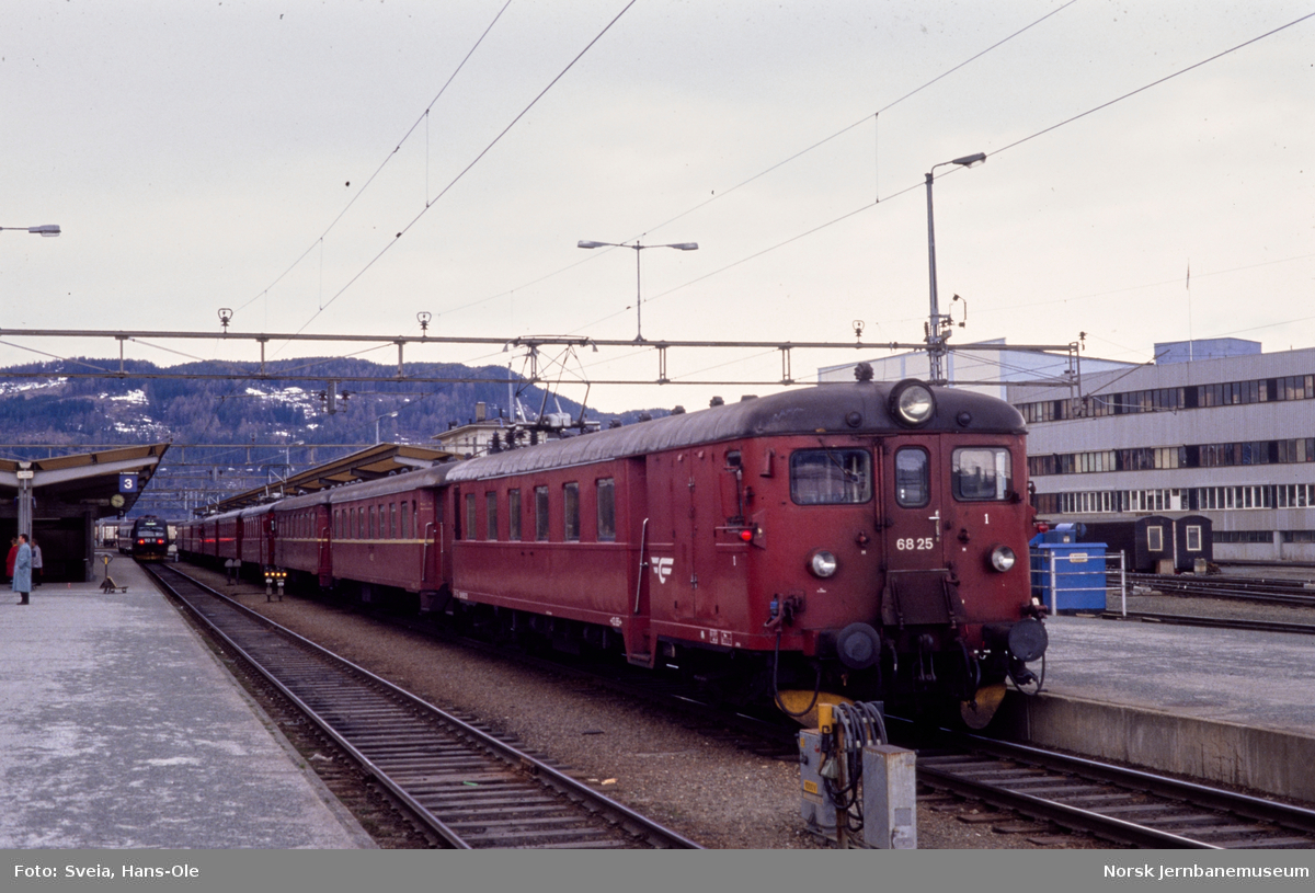 Elektrisk motorvognsett type 68B med ekstratog til Oslo S, tog 2368, på Trondheim stasjon