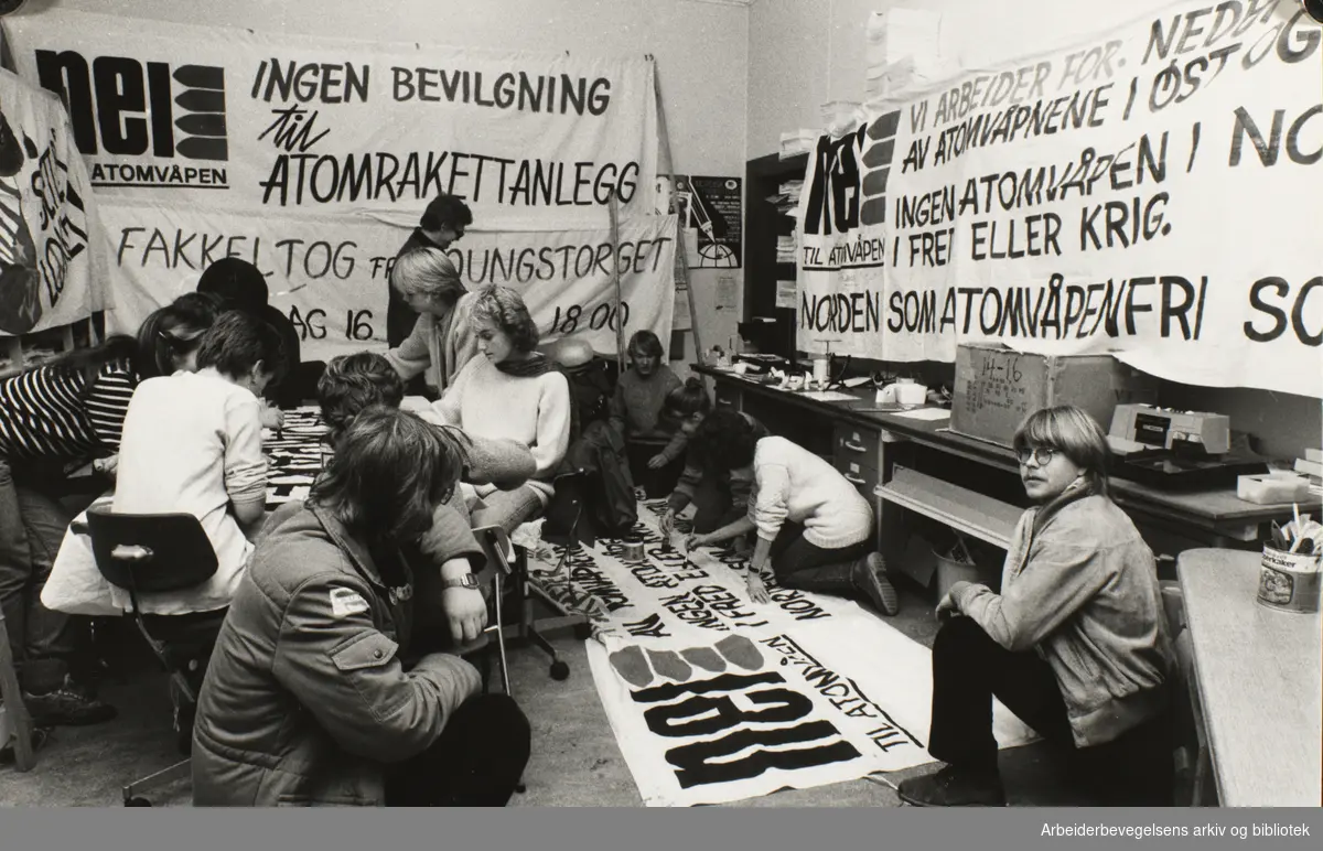 Nei til atomvåpen, november 1982. Bildetekst Arbeiderbladet: "Full forberedelse av kjempetransparenter i Nei til atomvåpen sine lokaler."