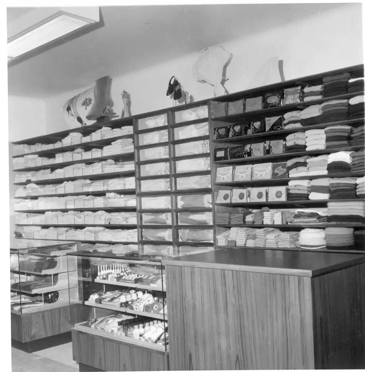 "Vinsy boy - alla grabbars skjorta". Butiken i fastigheten Nyboda erbjöd manufakturvaror och under 1960-talet även byggnadsvaror. 

Konsum övergav Nyboda under mitten av 1960-talet och den privata ICA-handlaren Göran Särnsjö öppnade där en byggvarubutik.