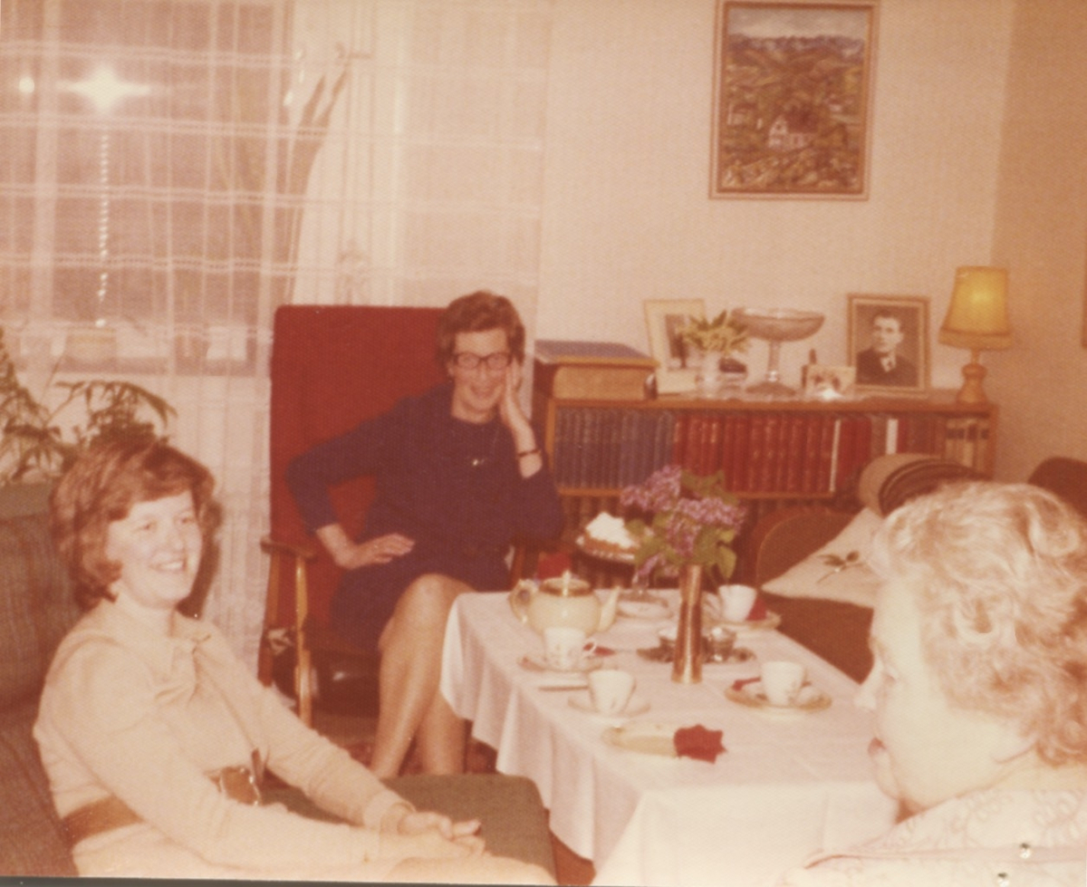 Tre kvinnor sitter runt ett bord i Brattåshemmets personallägenhet 1970-tal. Från vänster: 1. Föreståndare. 2. Inga Svanberg, biträde. 3. Okänd kokerska?