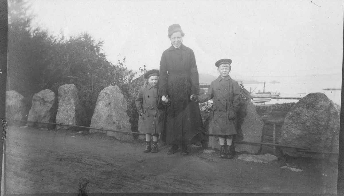 Foto av to barn sammen med en kvinne, Cecilie og Niles Frederik Aall?