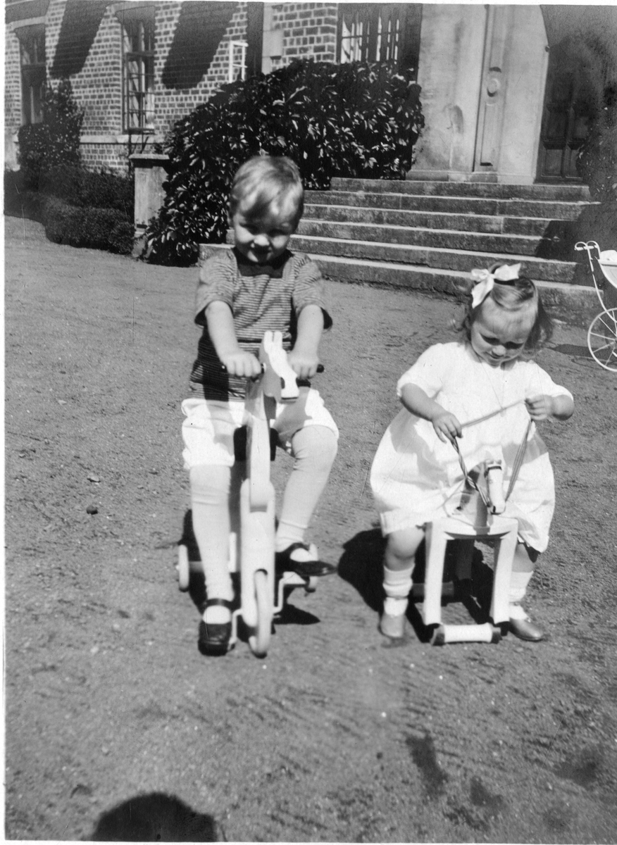 Foto av to barn på gyngehest, antagelig i Karsholm, Sverige