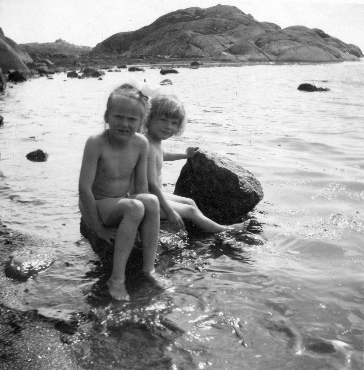 Foto av storesøster Cecilie Aall med bror Hans Cato Aall (bak) badende i Fredrikshavn 1920