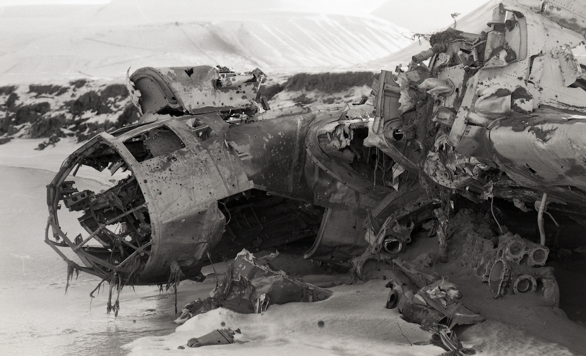 Vraket av Junkers 88. Flyet kunne ikke ta av igjen etter landing på grunn av opptint rullebane. Det ble ødelagt 27.06.1942 av britiske fly.