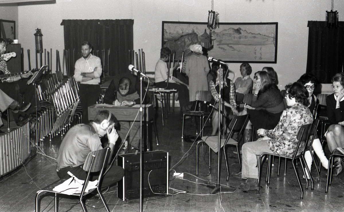 Innspilling av lydbånd til NRK i Nysalen, i forkant av Erik Bye`s juleprogram på Svalbard. "Rytmekoret" eller "Isvisa" med bandet "Rubb og Stubb". 