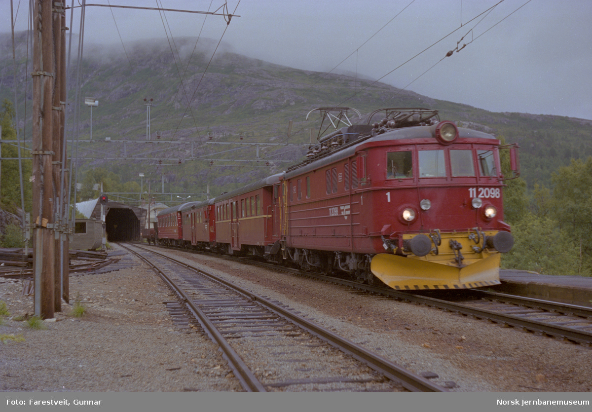 Elektrisk lokomotiv El 11 2098 med persontog til fra Flåm til Voss, tog 1823, på Mjølfjell stasjon