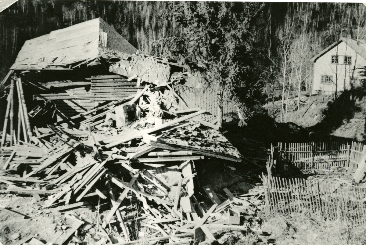 Krigen i Bagn april 1940. Huset til Even Bergeid vart bomba.