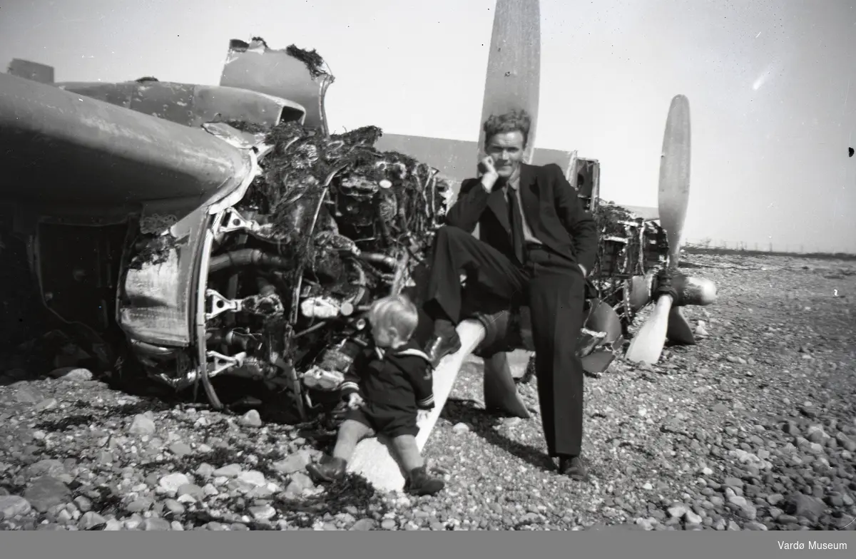 Einar Malin fra Grunnes gård i Kiberg poserer ved nedskutte flyvrak fra andre verdenskrig.