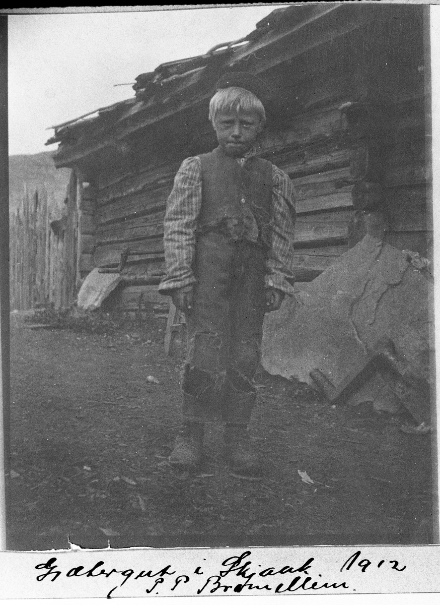 Gjetergutt i Skjåk 1912. Ingen annen informasjon enn det som er skrevet under bildet foreligger.
