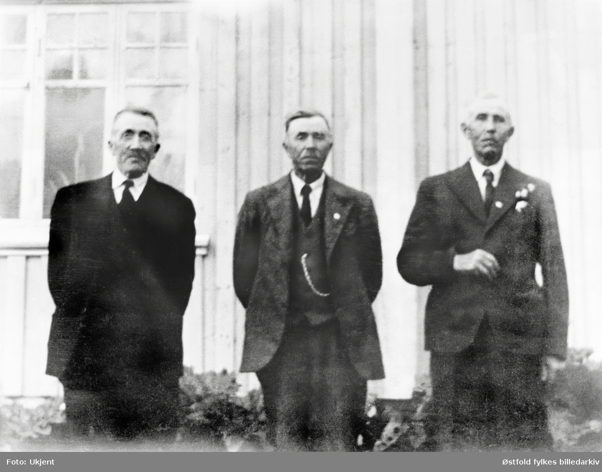 Gruppebilde av brødrene Hans og Per Holene og Østen Baltzersen på gården Riuk i Skiptvet i ca. 1930.