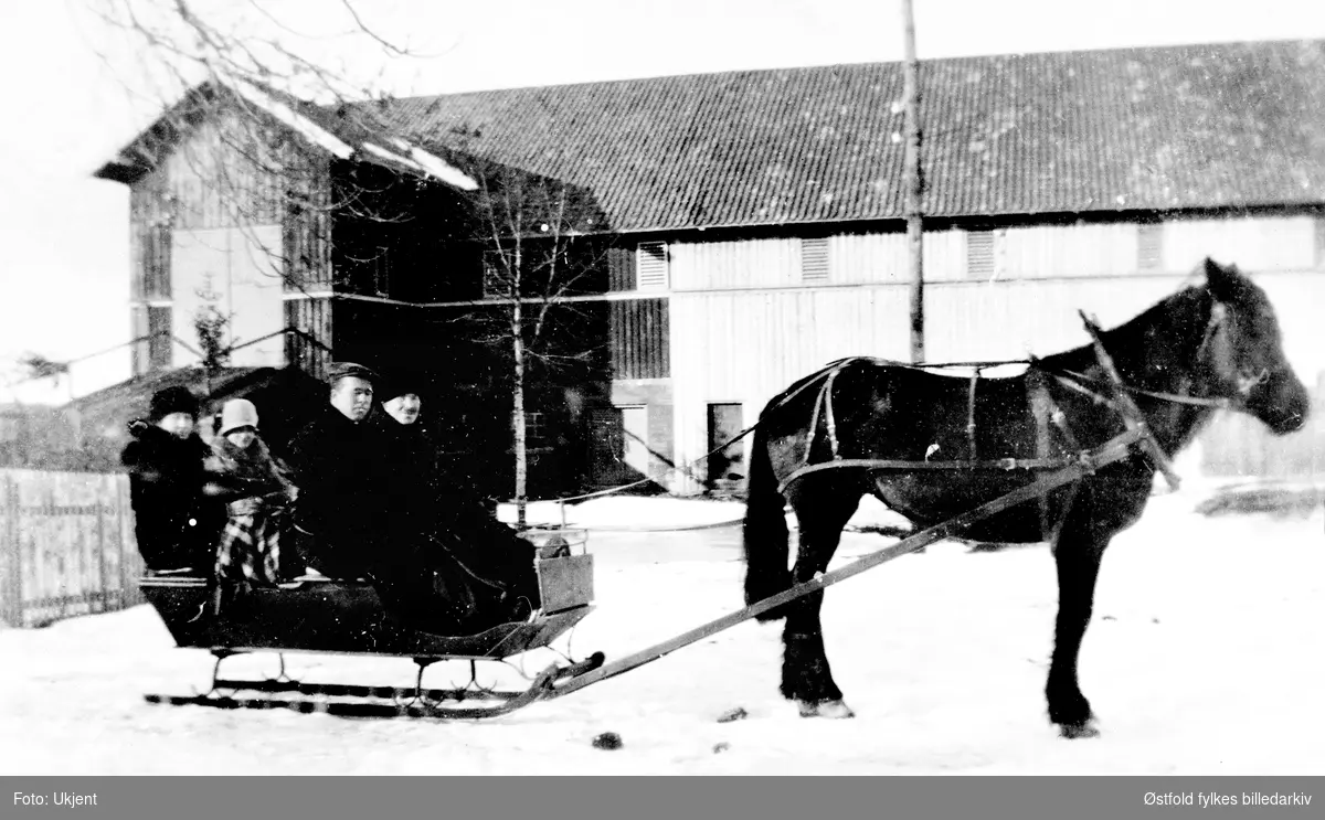 Reiseklar for kirketur med hest og sluffe på gården Riuk i Skiptvet ca. 1937. Per Holene er kjørekar. 
Bak Per, kona Karen f. Borger og ved siden av svigerinna Gerda Borger f. Kvisler.