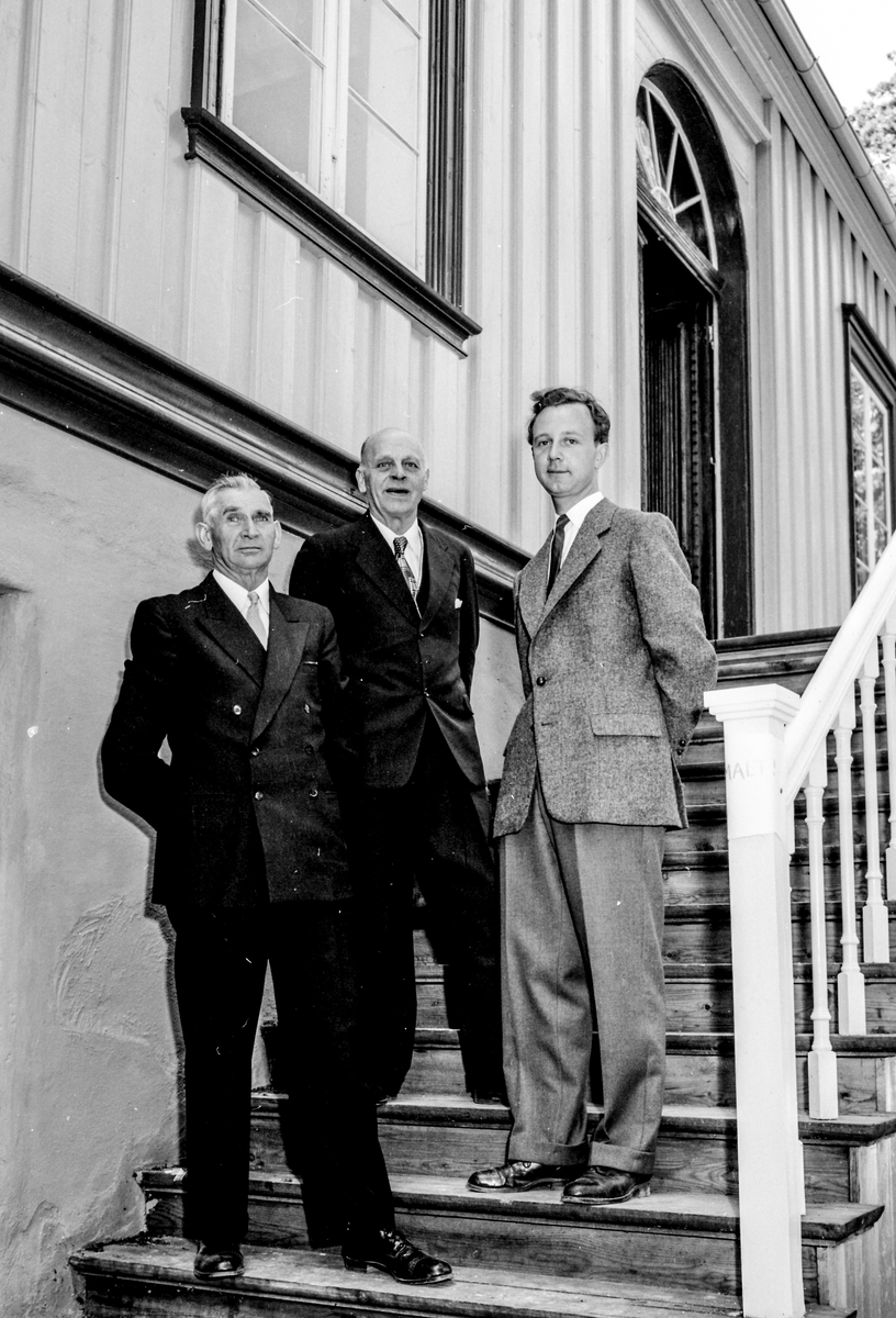 Karsten Hopstock, Tor Kivle og Georg Gunnulfsen ved inngangen til hovedhuset på Berg Gård. 18.06.1955