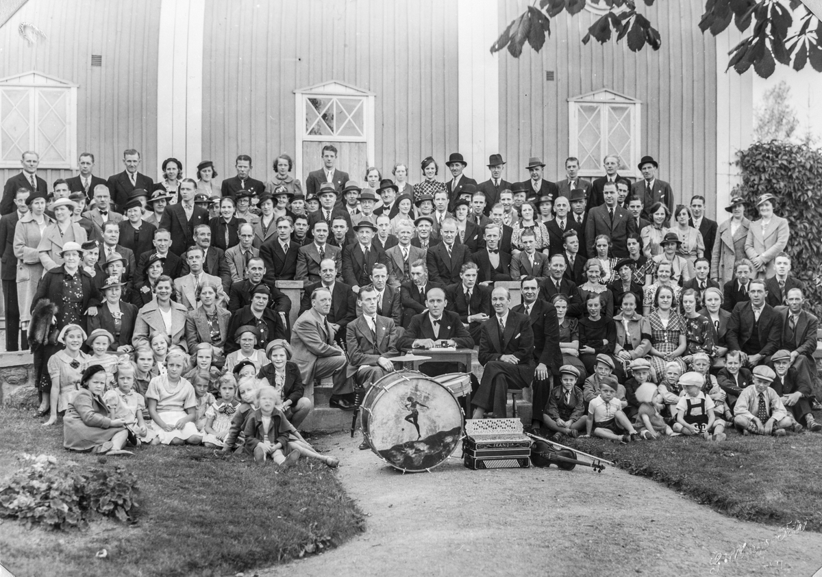 Gruppfoto utanför Gula Paviljongen i Folkets Park i Linköping.
Bilden är tagen vid en personalfest, troligen 1936-1938.