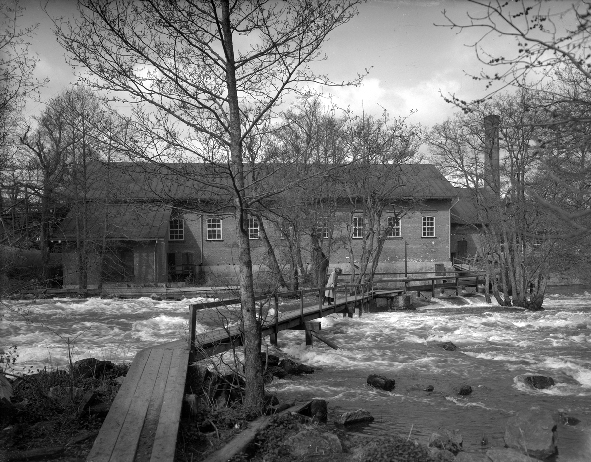 Skorpafallet i Stångåns flöde i Hovetorps närhet har sannolikt utnyttjats sedan medeltiden. Från 1700-talet är kvarn-, såg- och smidesverksamheter kända på platsen. I seklets sista husförhörslängd nämns "Skårpa bruk", vilket utvisar industriell tillverkning på platsen, åtminstone i någon skala. År 1890 stod stod bildens anläggning klar och inrymde en trämassefabrik. Företagsidén bar bäring. Marknaden för papper var i stigande och genom den intilliggande Kinda kanal kunde råmaterial levereras från Kindabygden. Fotoåret 1920 var dock fabriksbyggnaden såld till Norrköpings stad för ny funktion som vattenkraftverk.