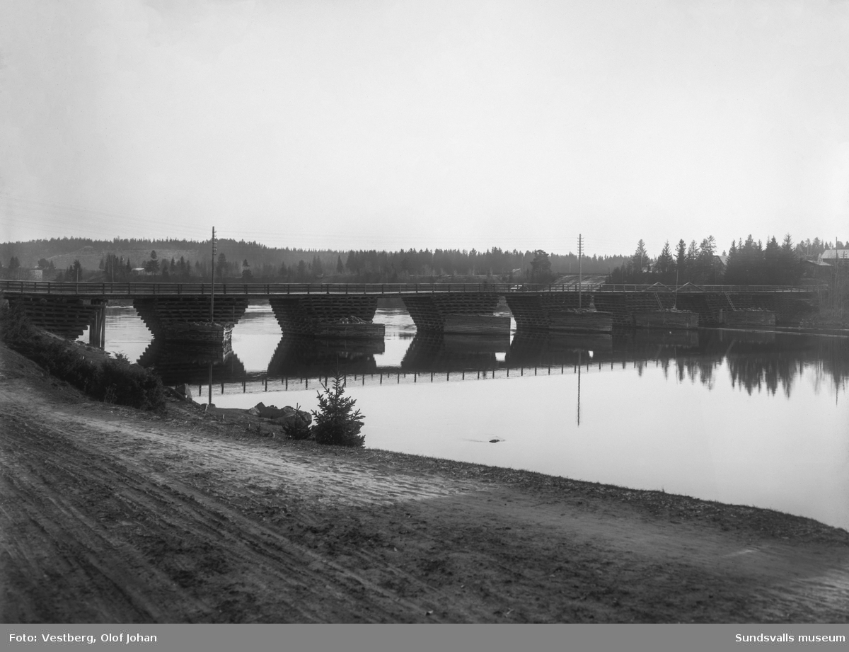 Två bilder av den gamla träbron i Njurundabommen, tagna österut, innan den nya betongbron började byggas.