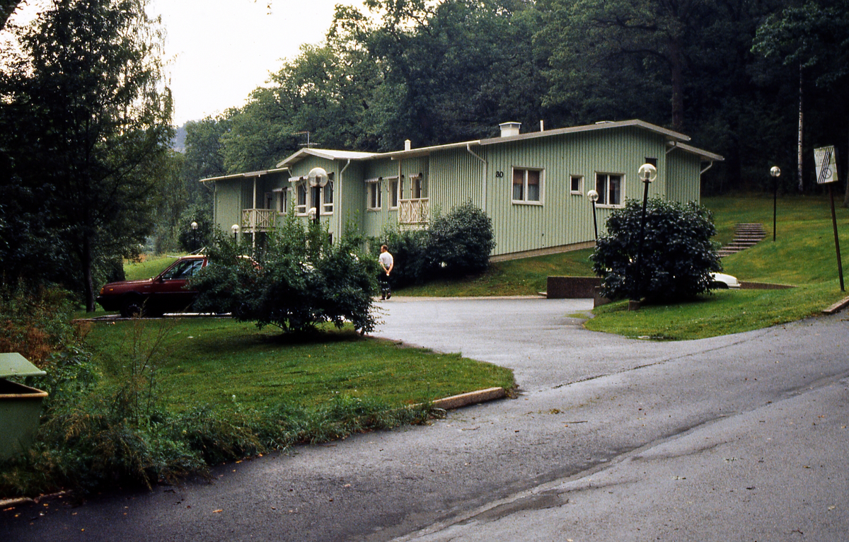 Behandlingshemmet med adress Delbancogatan 30 i Enerbacken, Mölndal, i augusti 1997. På platsen låg tidigare Enerbackens gård. Byggnaden inrymmer numera Enerbackens förskola.