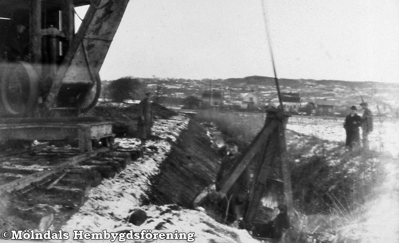 Åbro i Mölndal, år 1937. Adolf Andersson, Kållered, har fått uppdraget att gräva upp Balltorpsbäcken och Stora ån.
