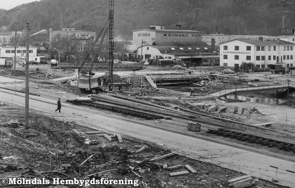 Lackarebäck i Mölndal, okänt årtal. Lackarebäcksbro byggs.