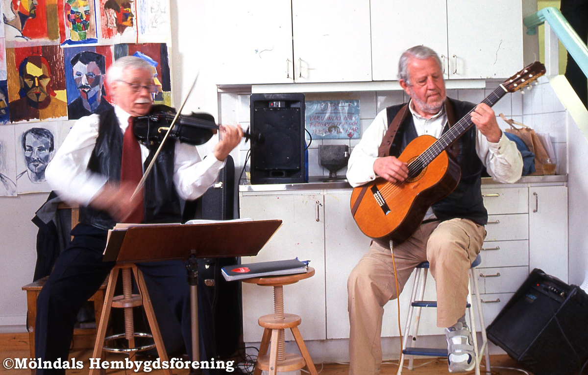 Erling Olofsson och Lars Börjesson spelar musik i Mölndals Målarskolas lokal på adressen Gamla Torget 41 i Mölndals Kvarnby under Kvarnbydagen den 28 april 2002.